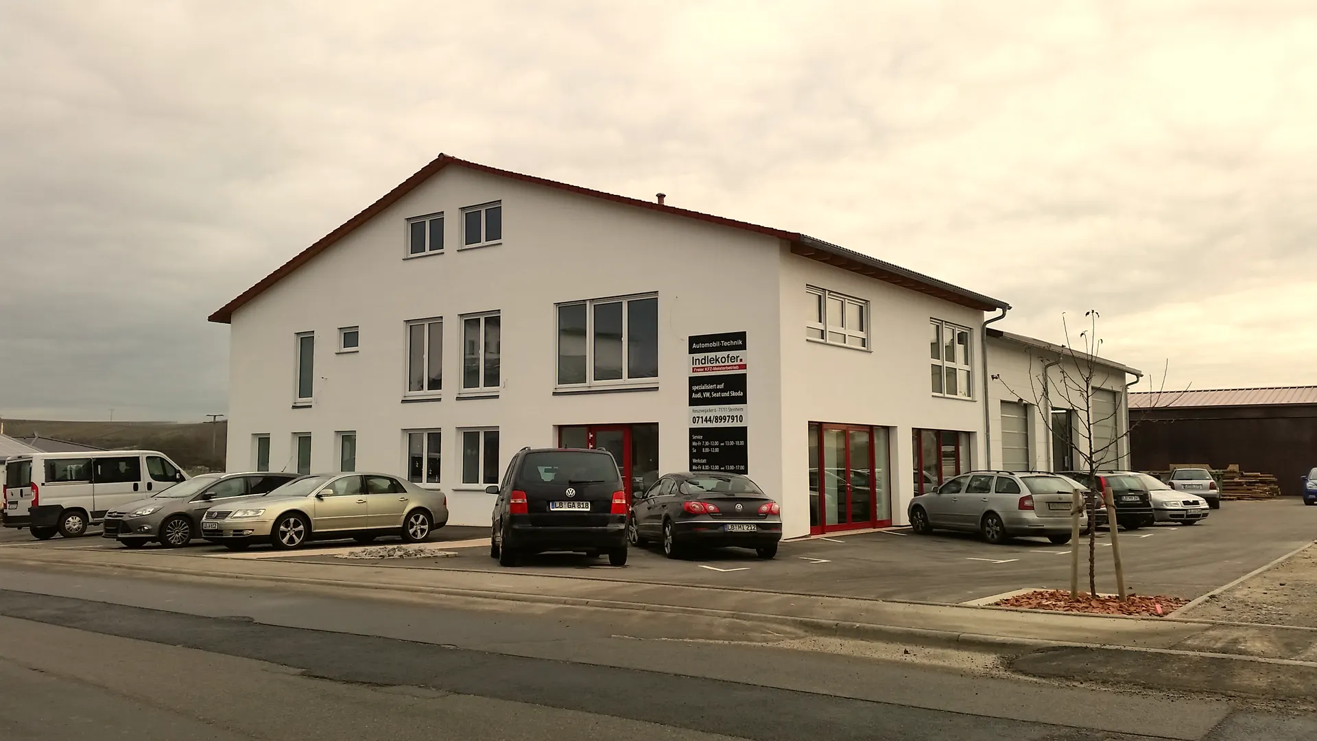 Das selbst gebaute Werkstattgebäude von Automobil Technik Indlekofer in Steinheim an der Murr